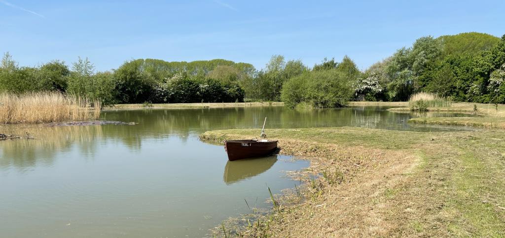 Lot: 14 - AN IDYLLIC SITE INCLUDING FISHING LAKE/DUCK FLIGHT POND ADJACENT TO THE LITTLE STOUR RIVER -